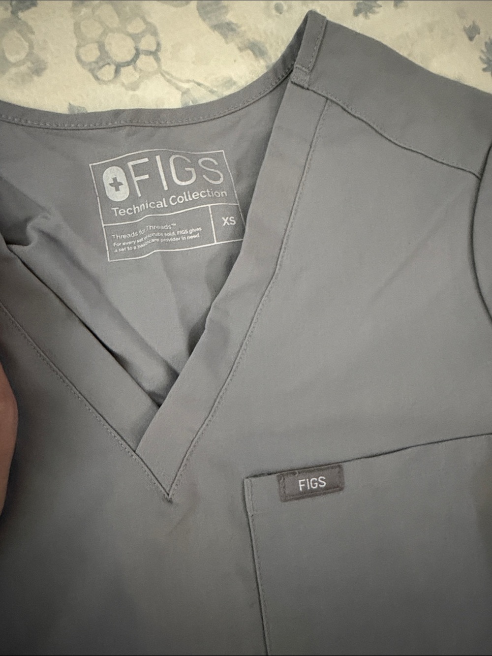Figs XS Charcoal Gray Scrub Set with Burgundy Drawstring - Picture 7 of 8